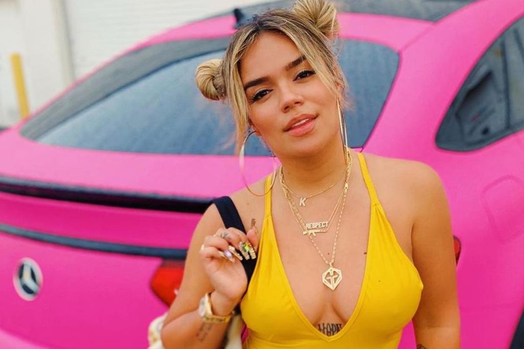 Dentro de una bañera, Karol G mostró su figura al natural y dejó en shock a sus fans