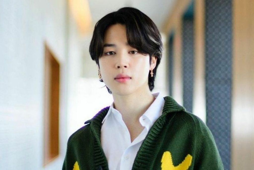 Descubre los 12 artículos esenciales de Jimin de BTS en su '¿Qué hay en mi bolso?'