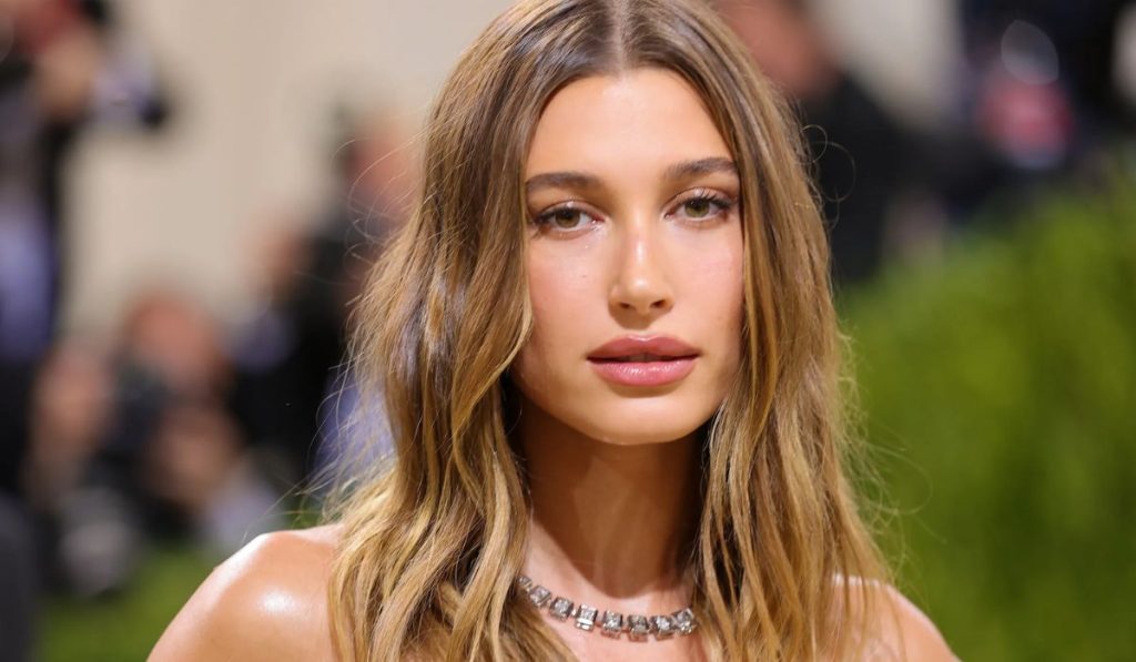 Hailey Bieber da a conocer la enfermedad que padece y que pone en riesgo su vida