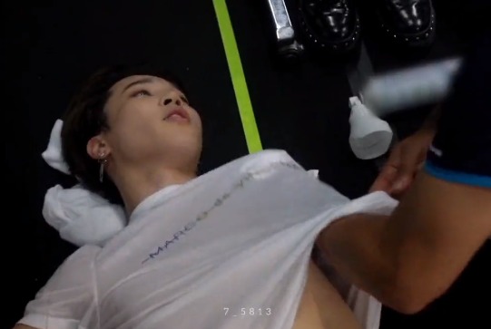 Hombre misterioso le seca el sudor del pecho a Jimin y causa la envidia del ARMY