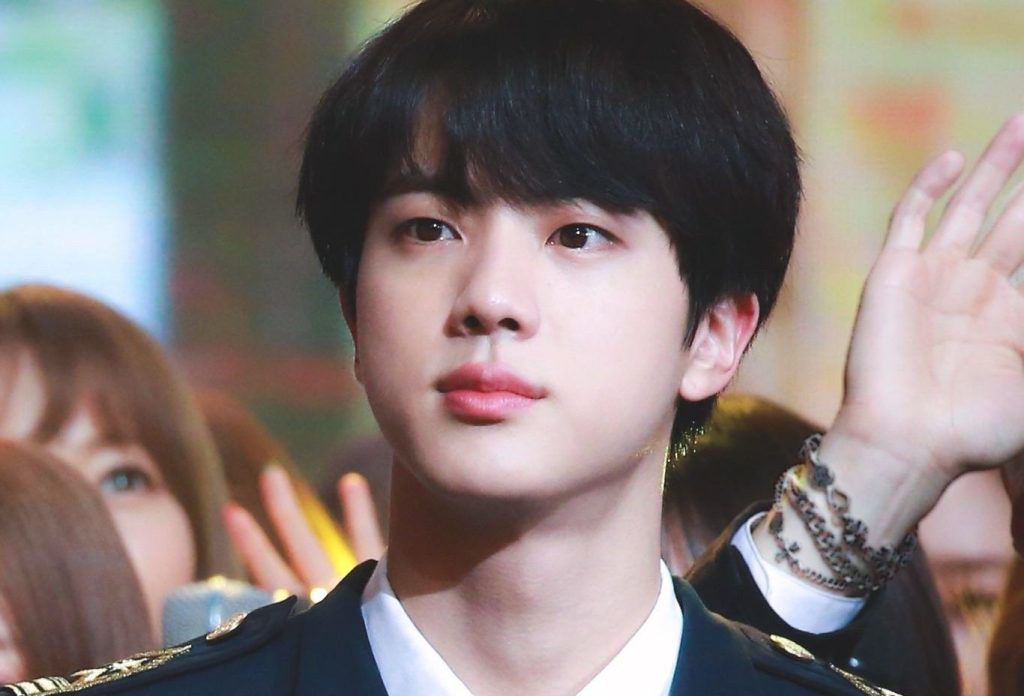 Jin de BTS domina el Top 3 de este importante chart de Billboard