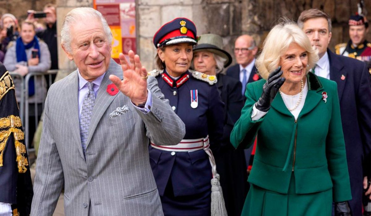 VIDEO: Lanzan huevos y abuchean al Rey Carlos III y la Reina Camilla Parker en York VIDEO: Lanzan huevos y abuchean al Rey Carlos III y la Reina Camilla Parker en York