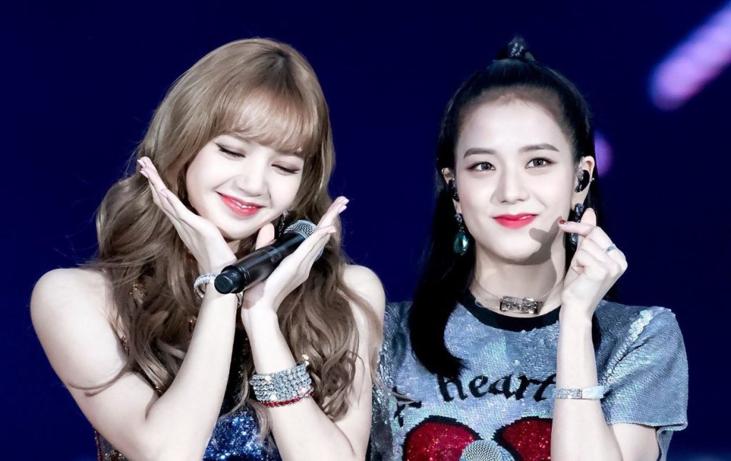 Lisa de BLACKPINK defiende a Jisoo de comentarios maliciosos en plena transimisión en vivo