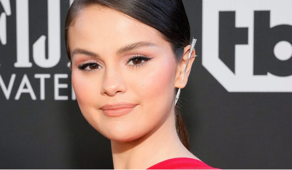 Selena Gomez es trolleada en video por fans latinos y la hacen decir "putiamigas"