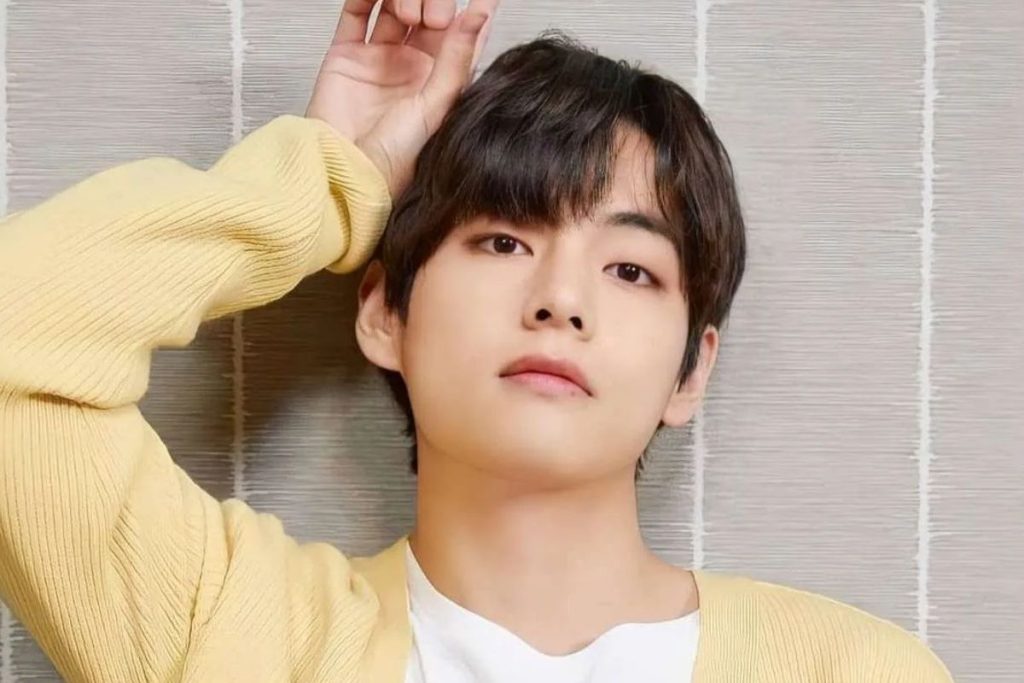 Taehyung de BTS revela 5 artículos esenciales que siempre lleva en su bolso