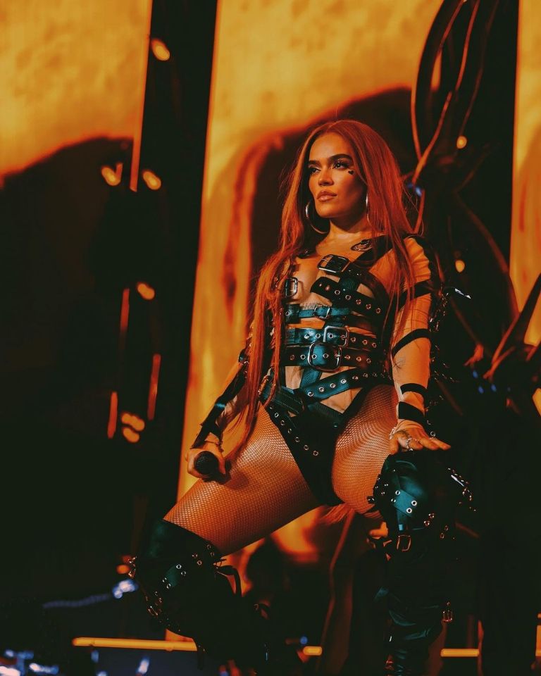 Karol G se despide de los escenarios con candentes fotografías