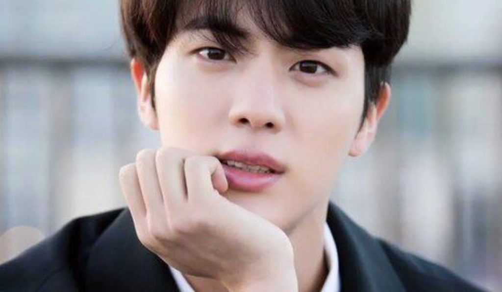 BTS: Esta fue la triste reacción de Jin cuando era rapado para ir al servicio militar (VIDEO)