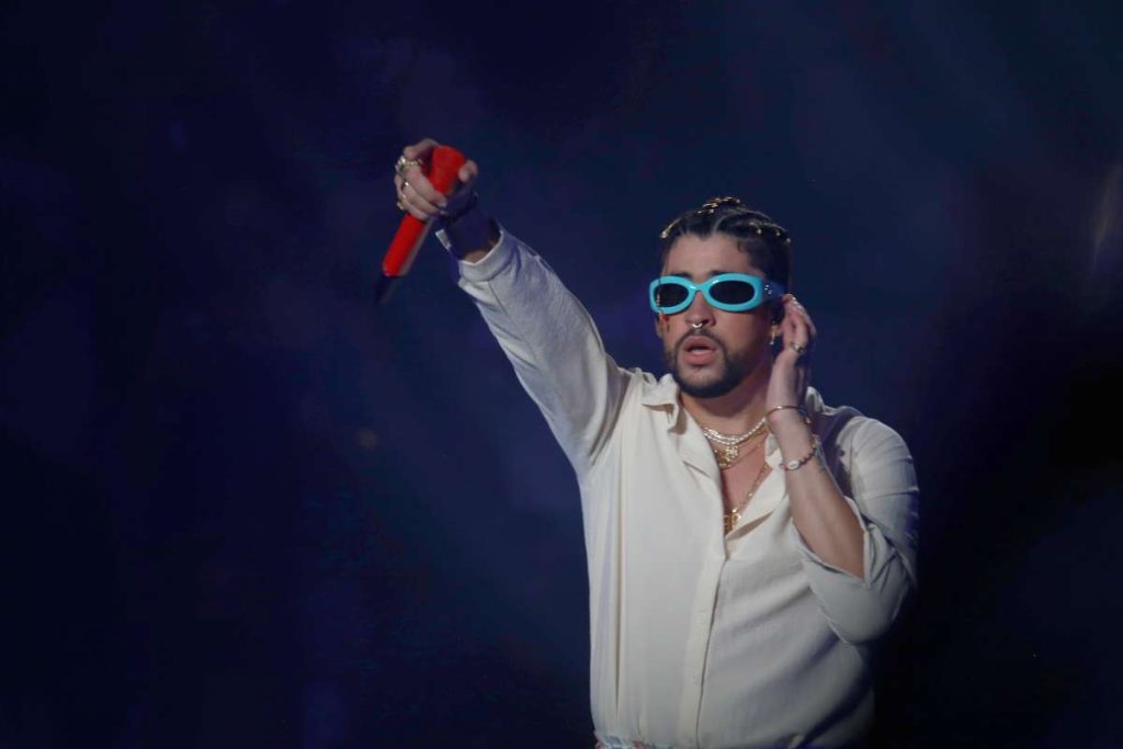 Bad Bunny se siente desesperado y alerta a sus fans tras un misterioso mensaje