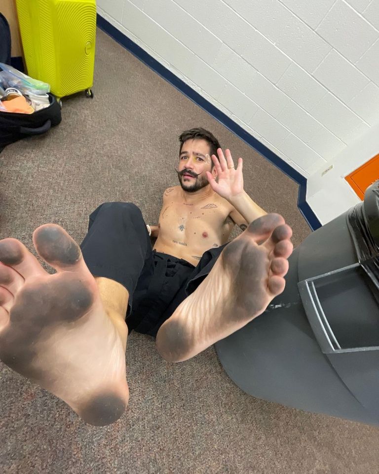 Camilo recibe duras criticas por la mala higiene de sus pies