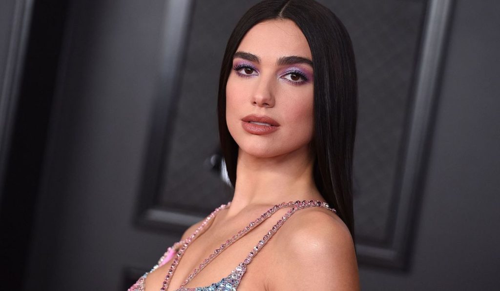 Dua Lipa enciende las redes sociales usando un vestido de transparencias y escotes