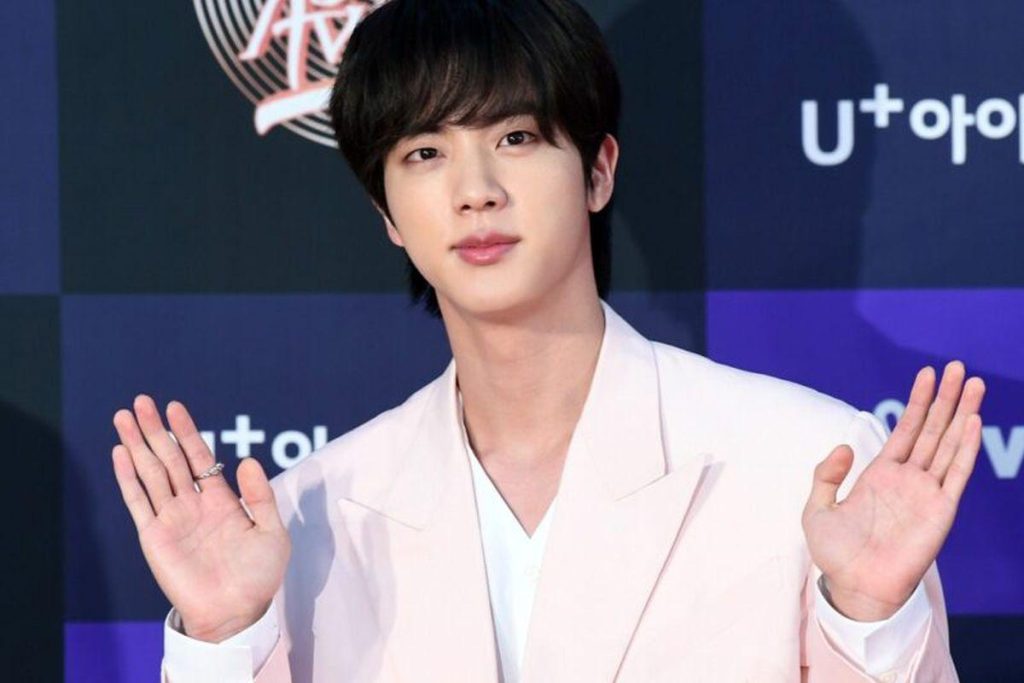 Jin de BTS causa furor por su cambio físico en el servicio militar