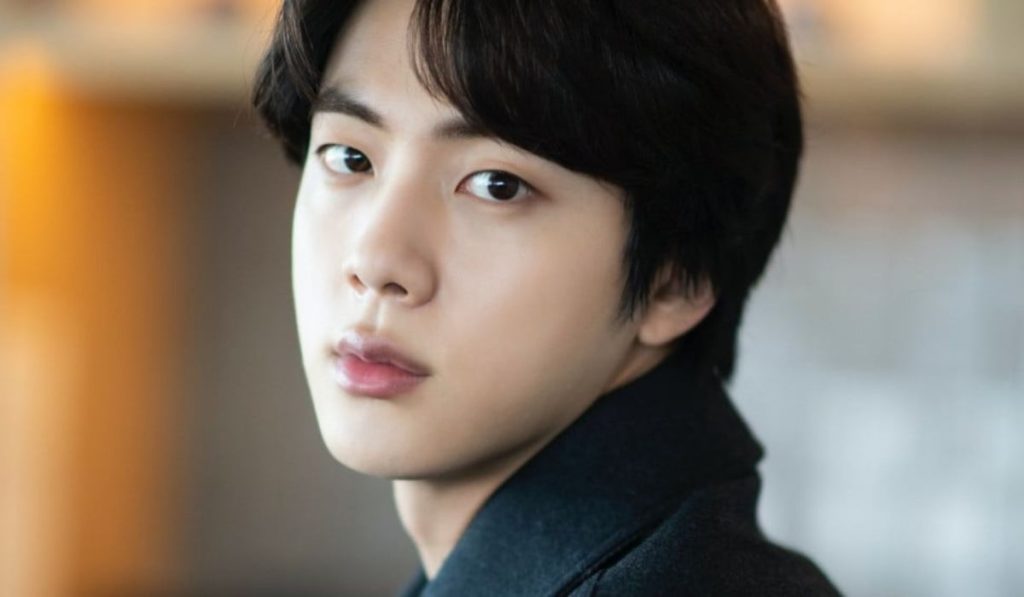 Jin de BTS presenta su nuevo look con cabello corto para el servicio militar