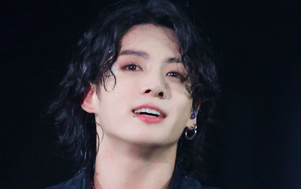 Jungkook de BTS mostró su tonificado cuerpo durante cambio de vestuario
