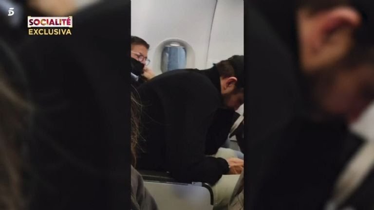 Descubren a Piqué revisando el Instagram de Shakira en un avión destino a Praga