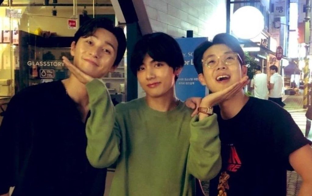 Taehyung de BTS de vacaciones en México junto a Park Seo Joon y Choi Wooshik