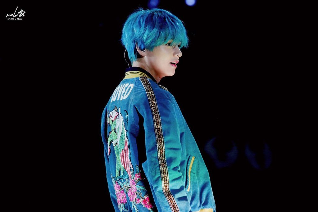 Taehyung de BTS se mostró sin camisa por primera vez y enloqueció a sus fans