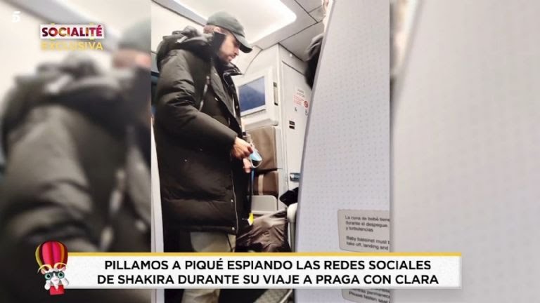 Descubren a Piqué revisando el Instagram de Shakira en un avión destino a Praga