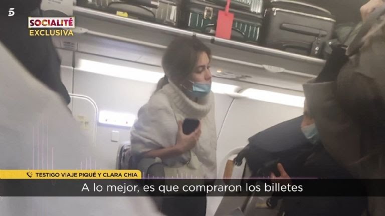 Descubren a Piqué revisando el Instagram de Shakira en un avión destino a Praga
