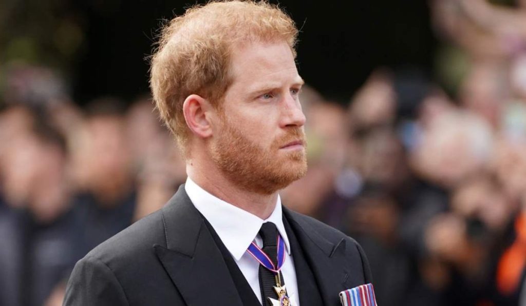 El príncipe Harry pide perdón a su familia, antes de lanzar nuevas acusaciones en su libro