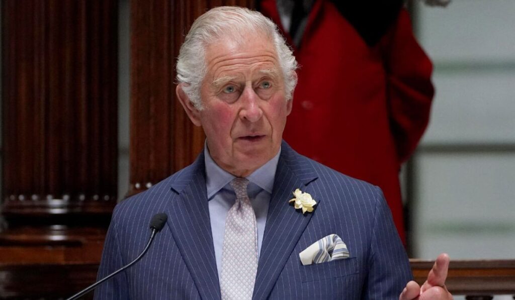 Rey Carlos III no tuvo compasión con el joven que le lanzó huevos y esto le ocurrió