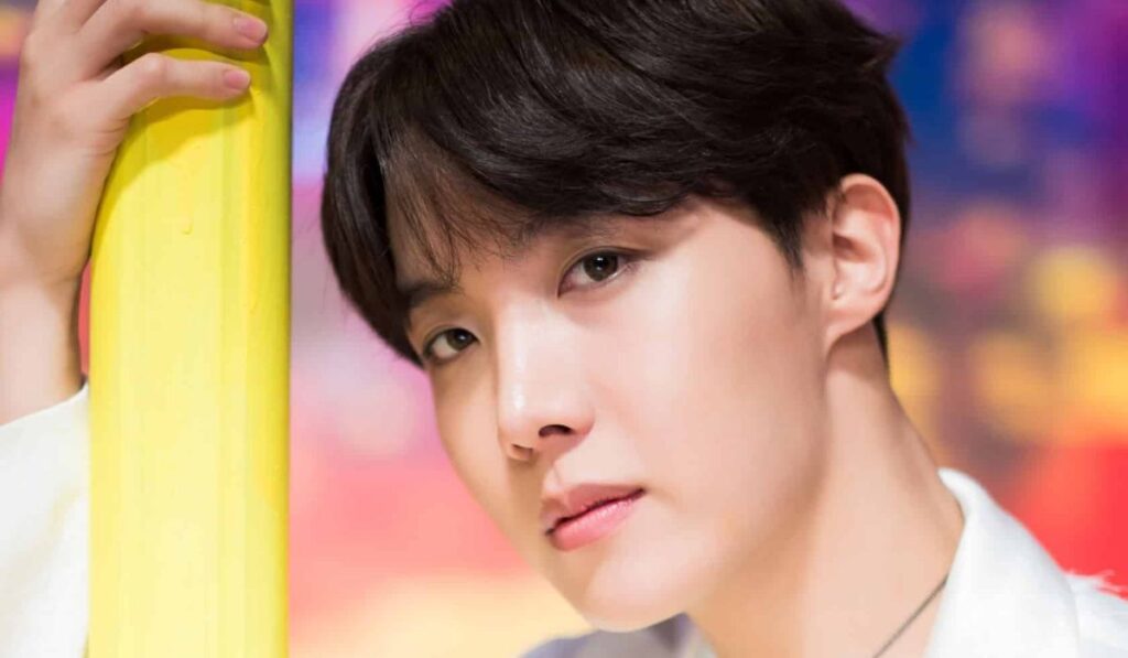 J-Hope de BTS causa revuelo en París al ser la persona más buscada en un evento de modas
