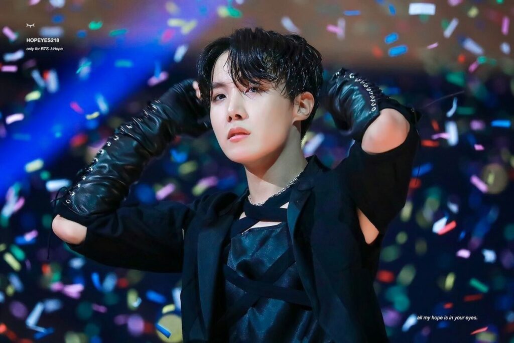 J-Hope de BTS se mostró sin camisa por primera vez y dejó en shock al ARMY