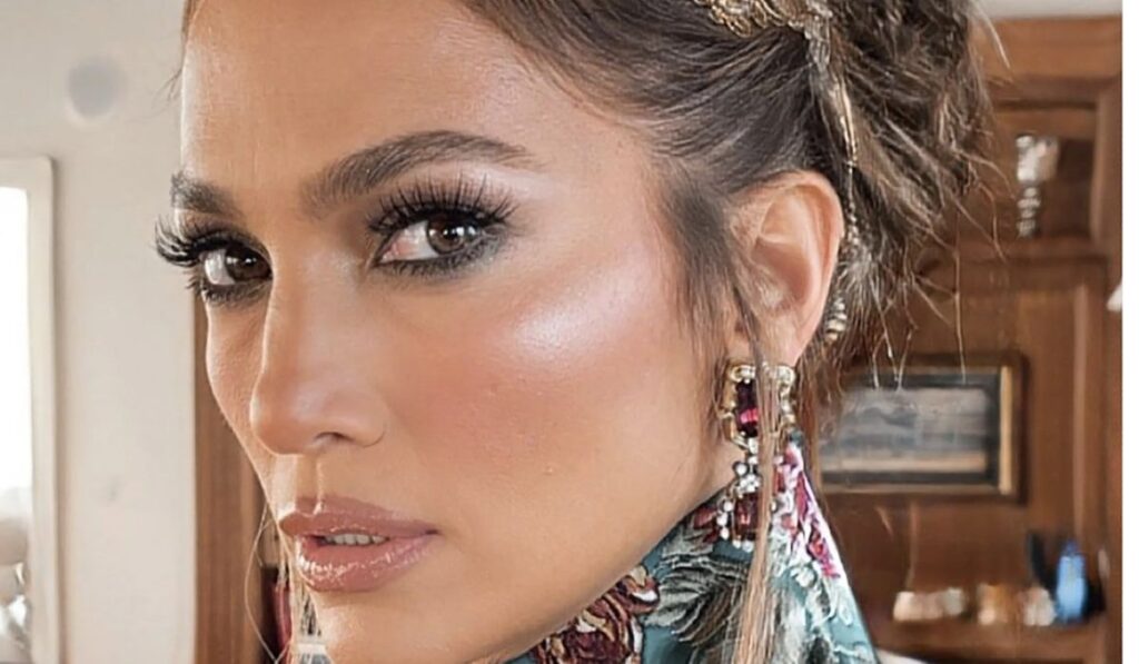 Jennifer López enciende las redes sociales al postear fotos con un candente outfit