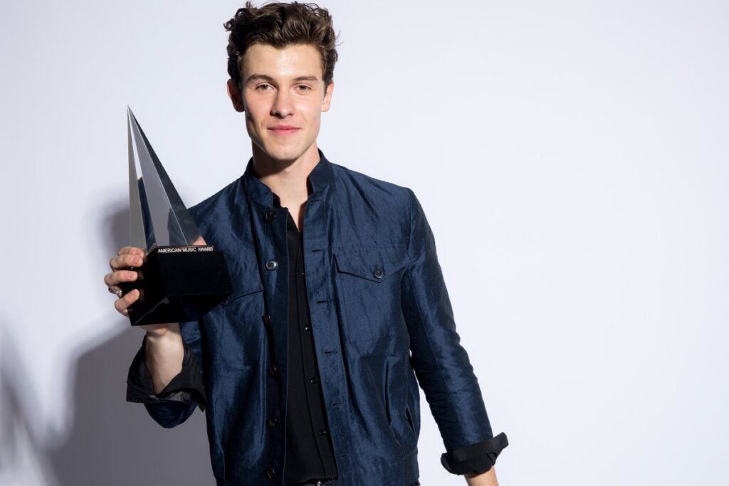 Shawn Mendes fue captado entrando a un hotel con un misterioso hombre (FOTOS)