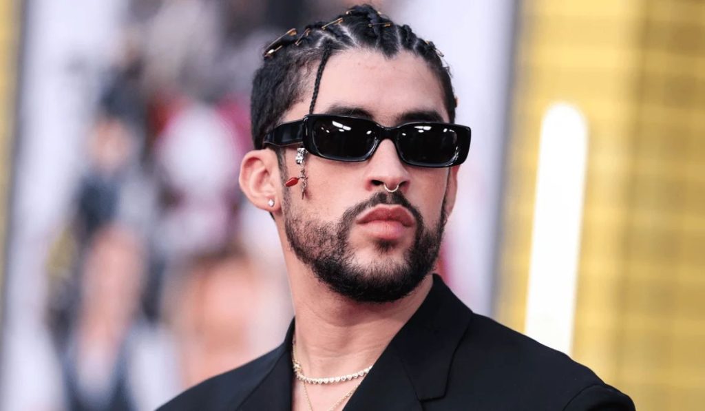 Vuelve y juega, Bad Bunny le quita los teléfonos a fanáticos en discoteca (VIDEO)