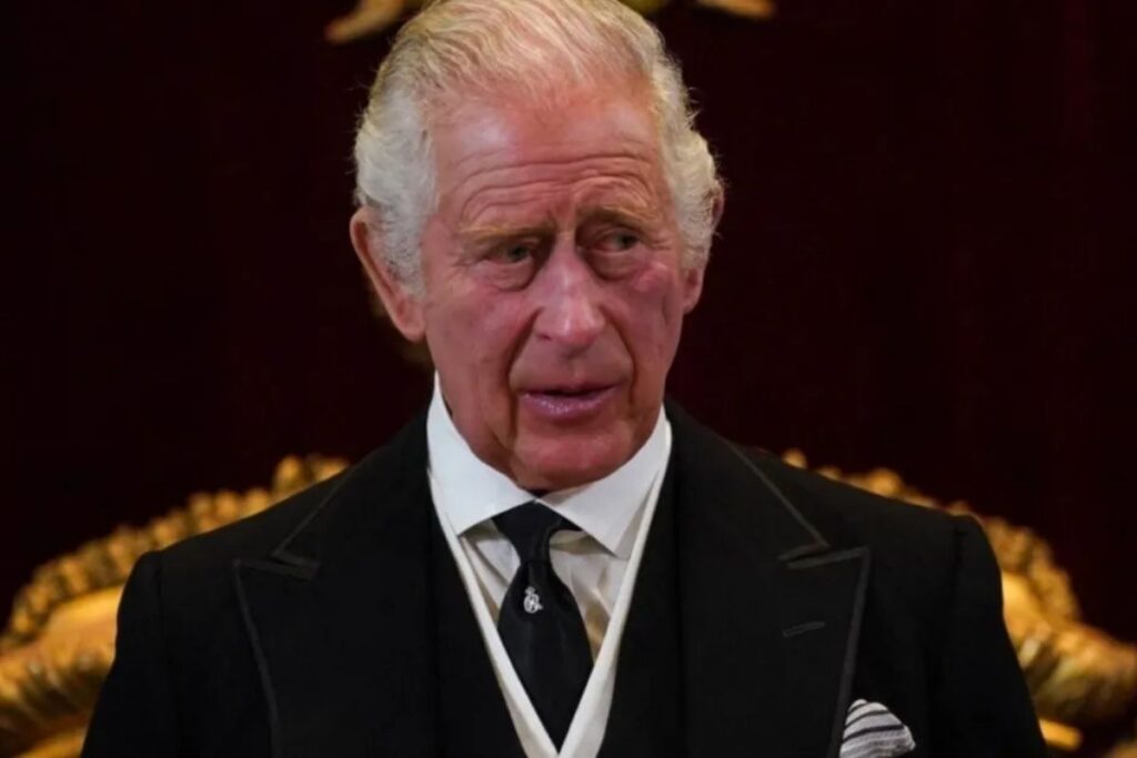 El Rey Carlos III se convierte en el "bufón" de la familia real británica