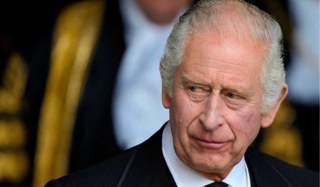 El rey Carlos III enfrenta el furor de los manifestantes y lo vuelven a atacar públicamente