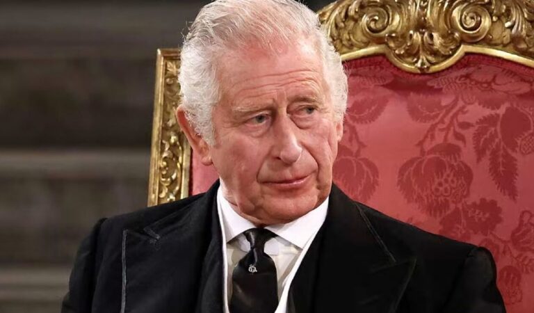 El rey Carlos III no quiere que la reina Isabel II este a su nivel y romperá este protocolo en la coronación