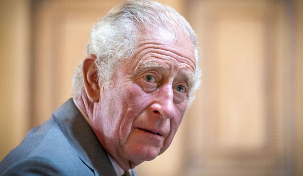 El rey Carlos III no reconoce al príncipe Harry cuando le preguntan por él "¿Quién?"