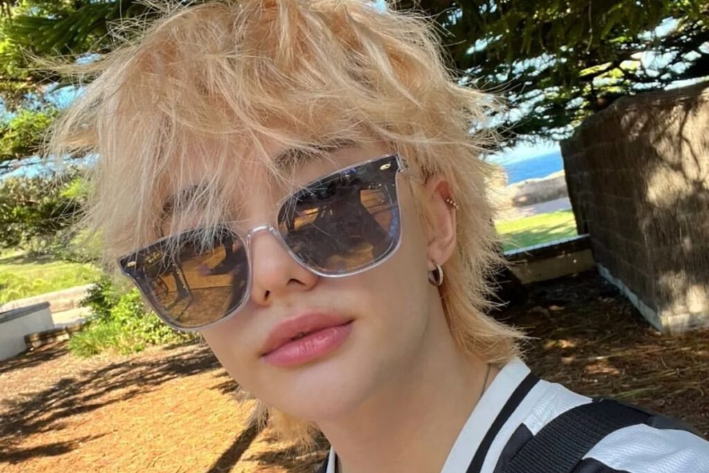 Hyunjin de Stray Kids sorprende con su extrema belleza vacacionando en Australia