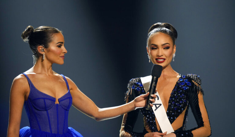 Organización Miss Universo se burla de R’Bonney Gabriel utilizando a otra Miss