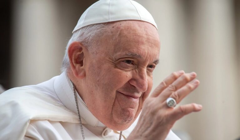 El Papa Francisco ha sido hospitalizado de emergencia y su salud es crítica