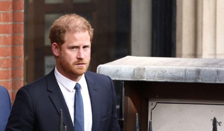 El príncipe Harry genera preocupación por su rostro en su segundo día en el Reino Unido