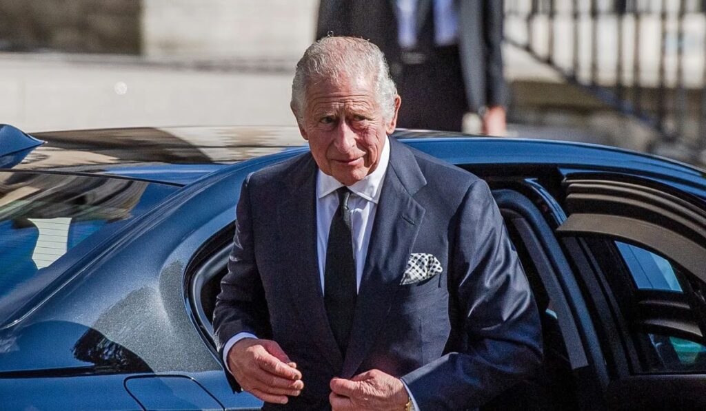 El rey Carlos III duramente criticado por ofrecer trabajos sin remuneración