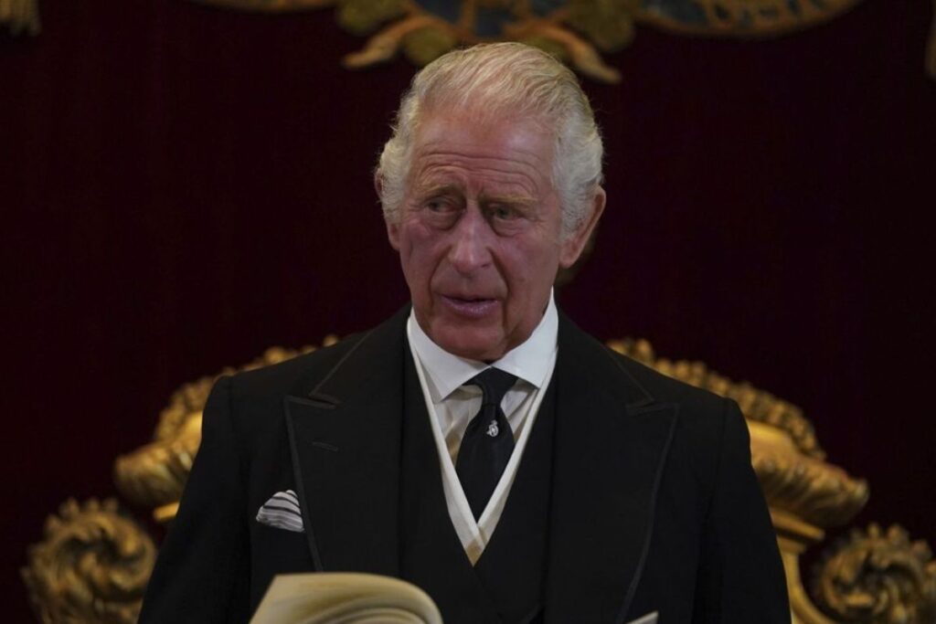 El rey Carlos es criticado por interferir en la política sin ser elegido por los británicos