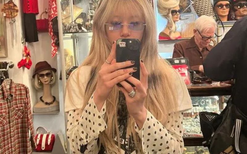 Integrante de TWICE responde a las críticas por usar camiseta con símbolo ofensivo