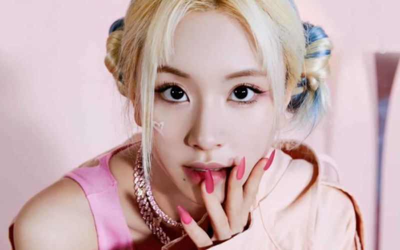 Integrante de TWICE responde a las críticas por usar camiseta con símbolo ofensivo