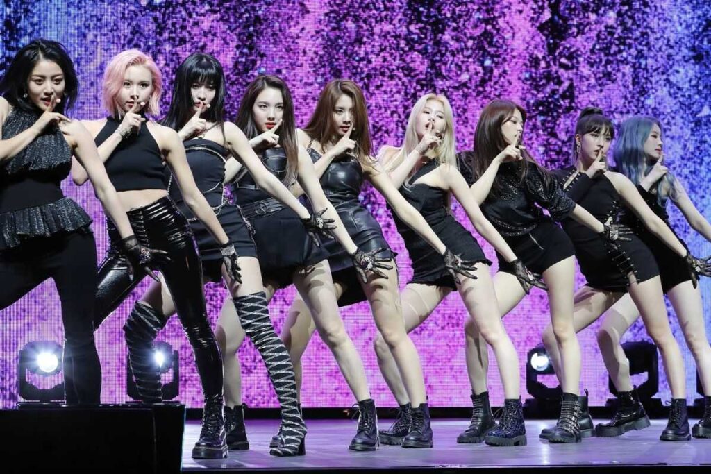 Integrante de TWICE responde a las críticas por usar camiseta con símbolo ofensivo