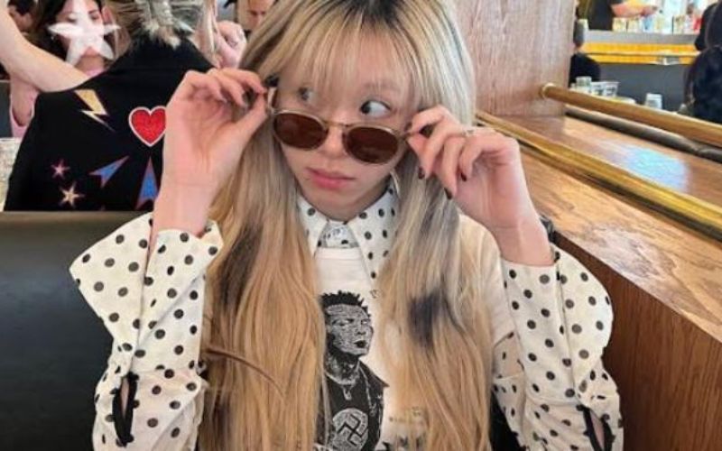 Integrante de TWICE responde a las críticas por usar camiseta con símbolo ofensivo