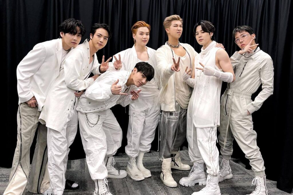 Integrantes de BTS se reúnen para visitar a Jin en sus vacaciones