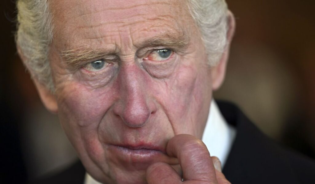 La Corona Británica está sufriendo grave acusación que pone en riesgo la coronación del Rey Carlos III