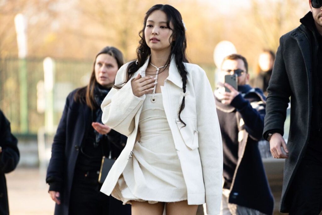 La prensa aborda a Jennie de BLACKPINK en el aeropuerto de Incheon