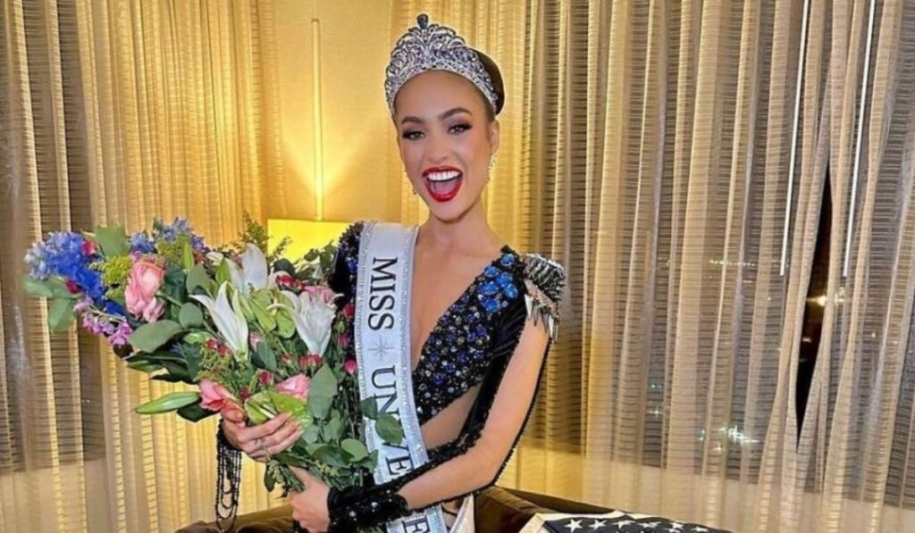 Miss Universo es víctima de burlas tras usar extravagante vestido