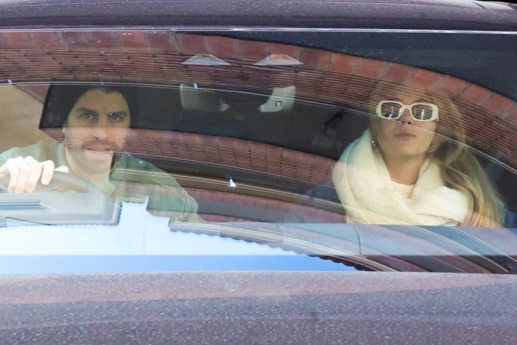 Piqué y Clara Chía están molestos con la polémica y agreden a los paparazzi que los siguen