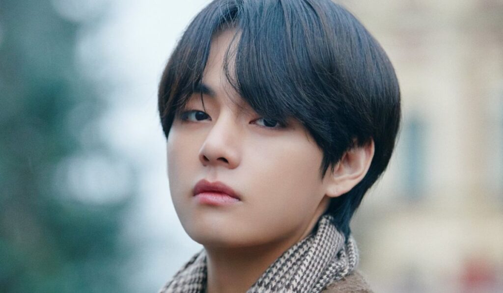 Taehyung (V) de BTS hace una extraña aparición en las protestas de Francia