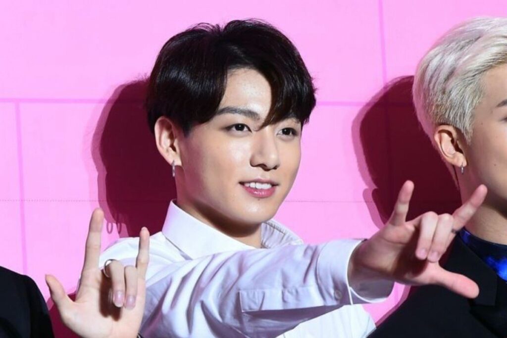 Captan a Jungkook de BTS besándose con una chica (FOTO)